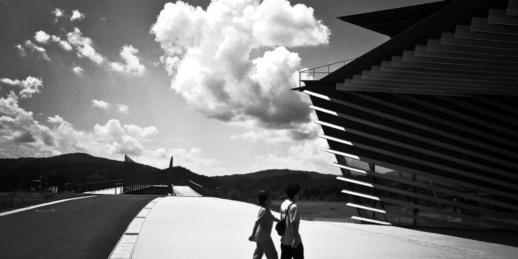 遅道の作品 ― モノクロームの建築と人の写真