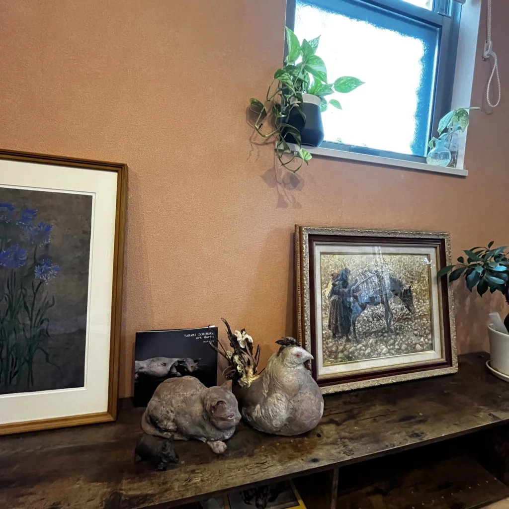 自宅の棚に飾る陶彫の猫と鶏 絵画と並ぶ