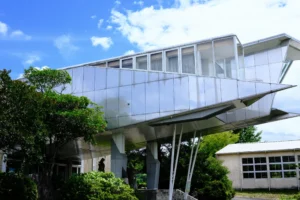 大田原市芸術文化研究所の建物全景、特徴的な近代建築